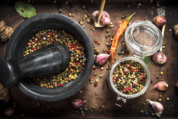 Pimenta em um pilão em uma bandeja de madeira