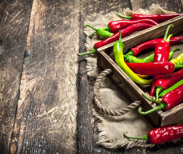 Pimenta em uma bandeja velha. Sobre um fundo de madeira.