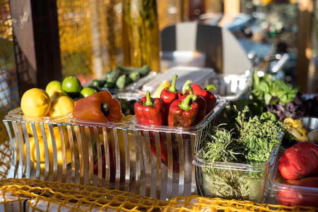 Foto pimenta fresca e outros vegetais no mercado