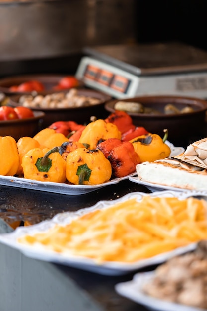 Pimenta grelhada no mercado de rua pronto para comer