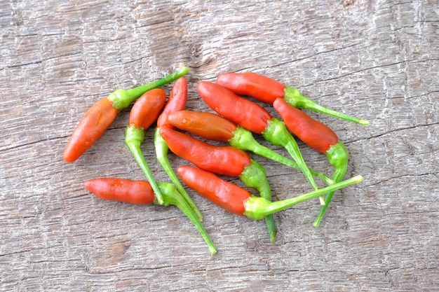 Foto pimenta isolada em fundo de madeira pimenta vermelha