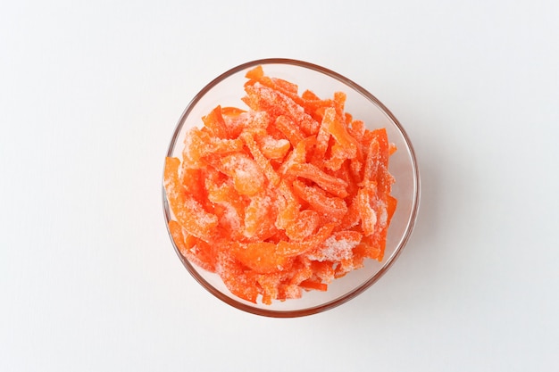 pimenta laranja em um prato de vidro sobre um fundo claro