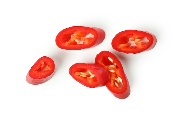 Pimenta malagueta vermelha e fatias isoladas no fundo branco