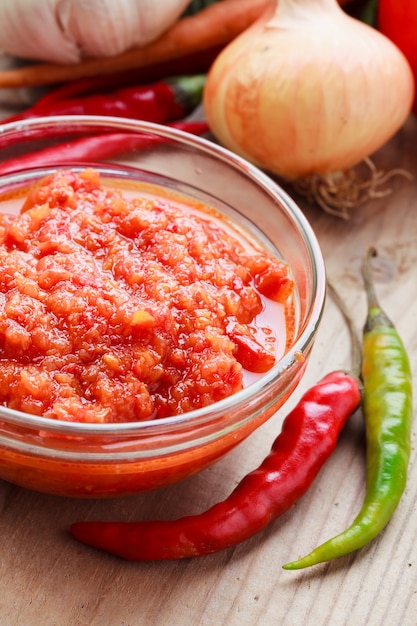 Pimenta malagueta vermelha e ingredientes para o molho