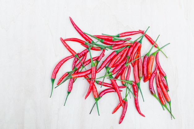 Pimenta malagueta vermelha fresca com picante na mesa de madeira com espaço de cópia