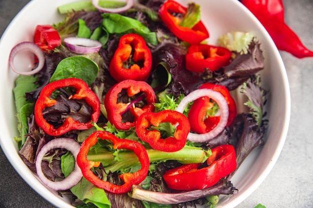 pimenta páprica salada vegetal doce verde folhas prato fresco refeição saudável comida lanche na mesa