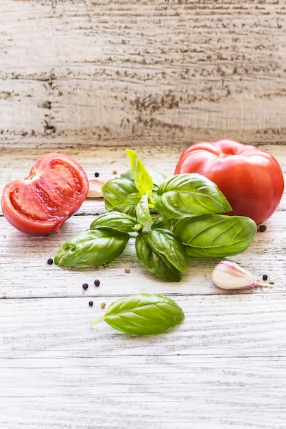 Pimenta preta, alho, manjericão e tomate. Ingredientes para cozinhar.