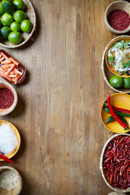 Foto pimenta quente e outros ingredientes em tigelas