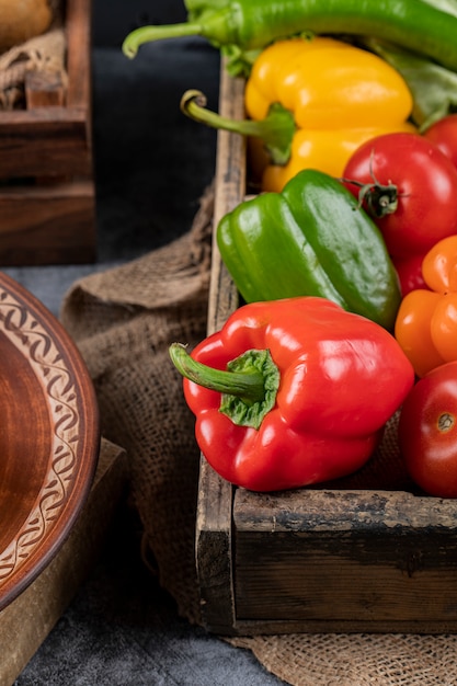 Pimenta quente em uma bandeja de madeira rústica