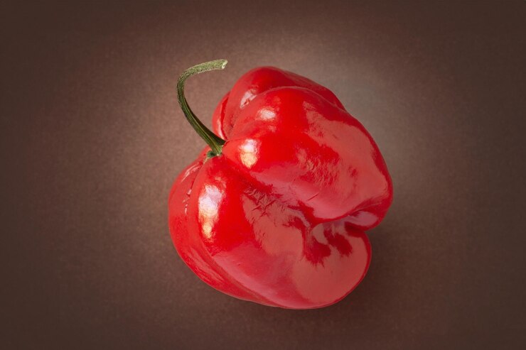 Foto pimenta quente pimenta quente vermelha numa superfície castanha