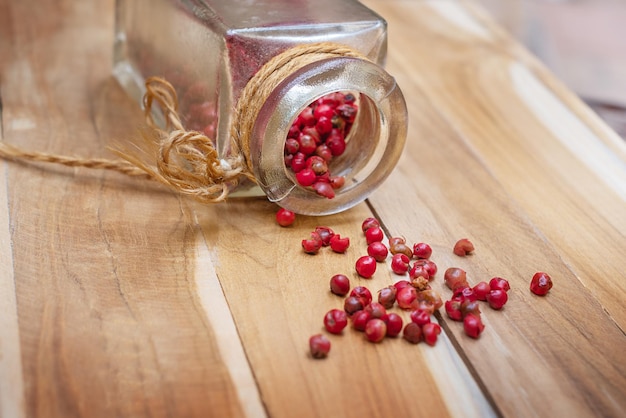 Pimenta rosa em uma superfície de madeira