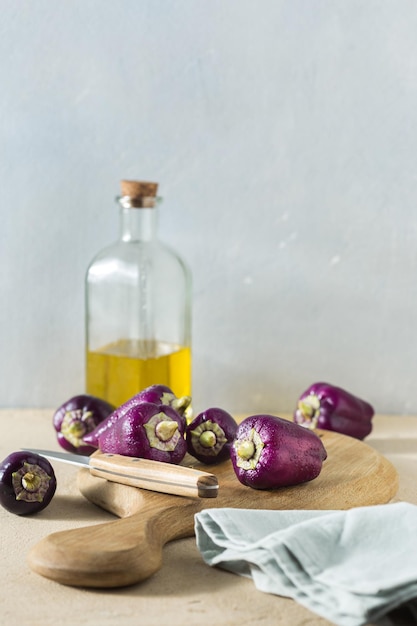 Pimenta roxa fresca e crua caseira em uma mesa de cozinha de madeira