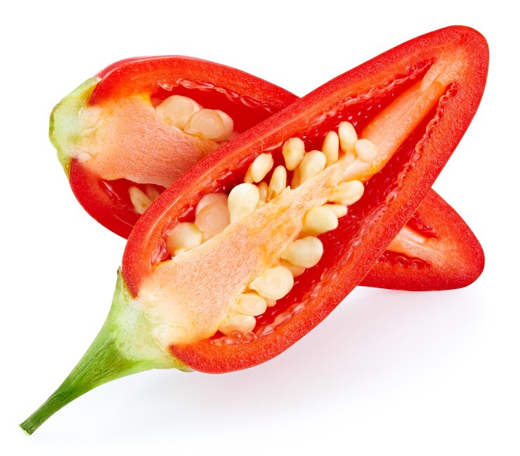 Foto pimenta shili isolada em um fundo branco pimenta cortada em pedaços, caminho de recorte