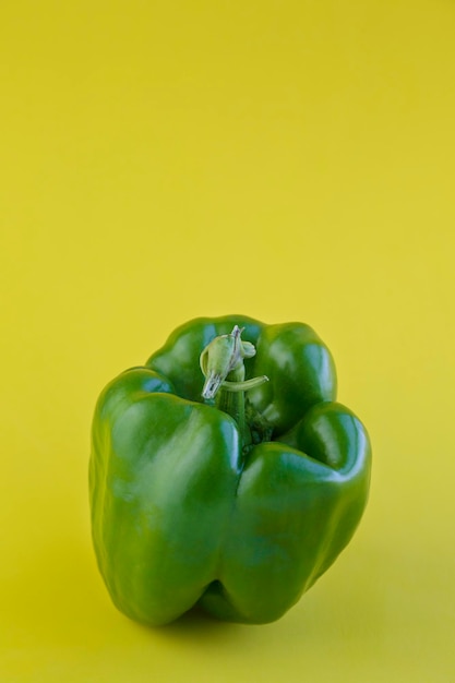 Pimenta verde contra fundo amarelo com espaço de cópia