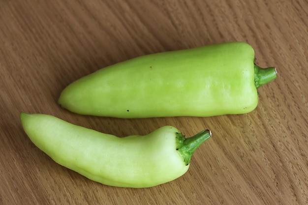 Pimenta verde em fundo de madeira.