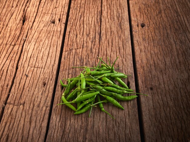 Pimenta verde em madeira