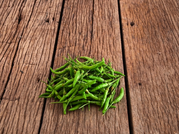 Pimenta verde em madeira