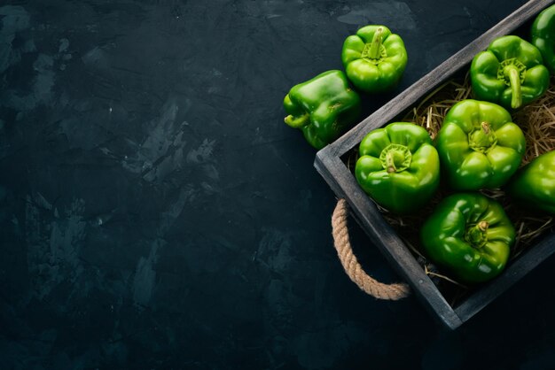 Pimenta verde fresca em uma caixa de madeira Alimentos orgânicos Vista superior Espaço livre para texto