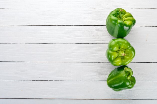 Pimenta verde fresca em uma caixa de madeira Em uma mesa de madeira branca Vista superior Espaço livre para texto