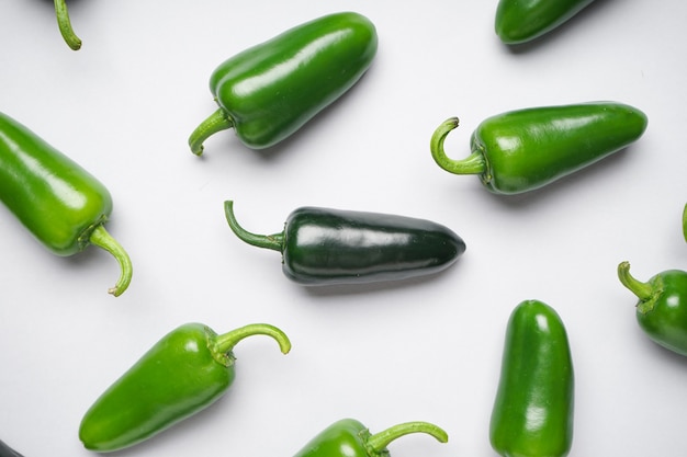 Pimenta verde. grupo de pimentas jalapeno em um fundo branco, close-up, vista superior.