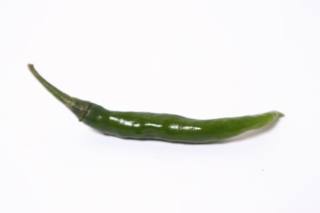 Pimenta verde isolada em um fundo branco