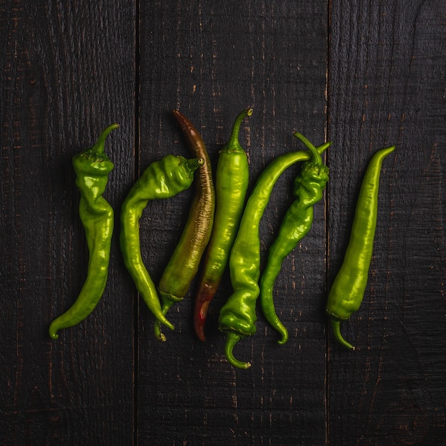 Pimenta verde picante quente na mesa de madeira escura