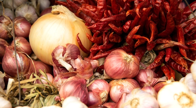 Pimenta vermelha, chalotas, cebola, alho, ervas para cozinhar. alimento de tailândia.