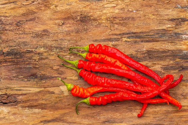 Pimenta vermelha e laranja com alho cozinhar