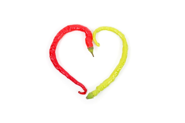 Foto pimenta vermelha e verde em forma de coração