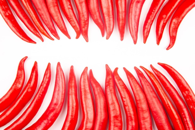 Pimenta vermelha em especiarias de fundo branco e comida vegetativa