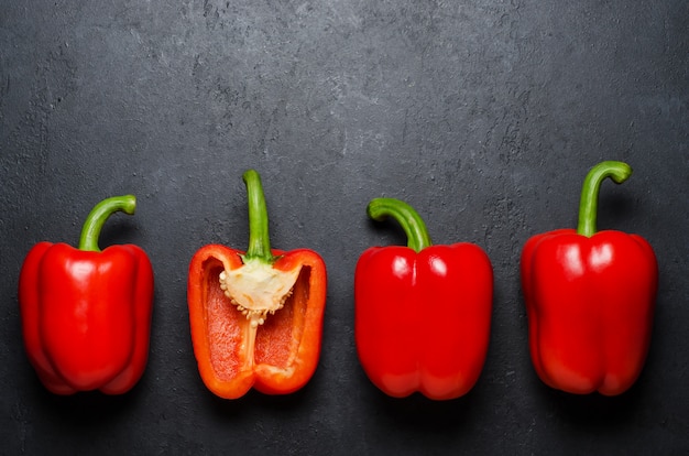 Pimenta vermelha em um fundo preto. Páprica. A espécie capsicum annuum. Copie o espaço