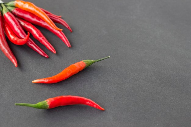 Pimenta vermelha em uma mesa preta