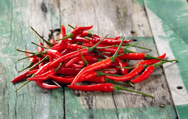 Pimenta vermelha na mesa de madeira