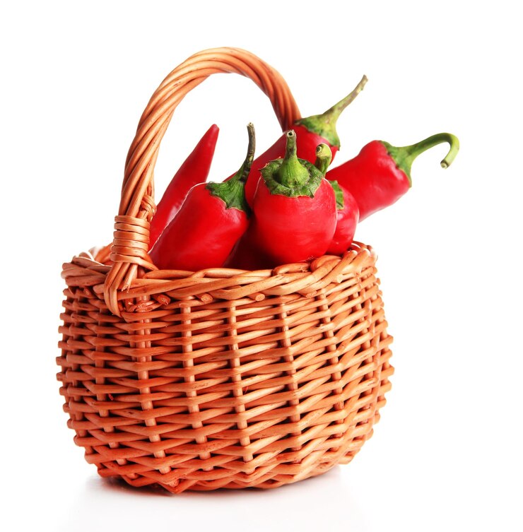 Foto pimenta vermelha picante em cesta de vime em saco isolado em branco