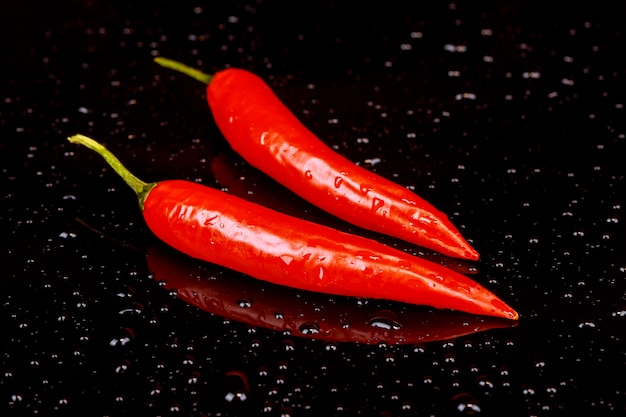 Pimenta vermelha quente em um fundo escuro