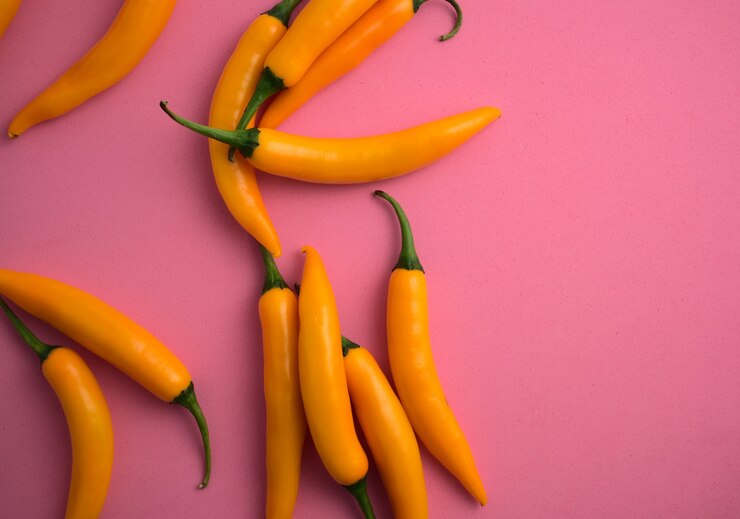 Foto pimentão amarelo vívido natural fresco plano sobre fundo rosa lindo ingrediente picante