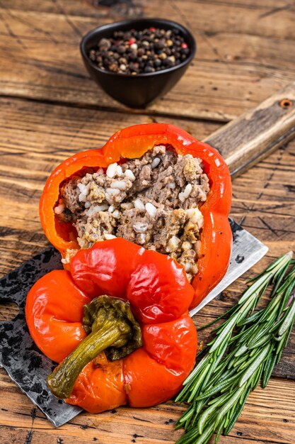 Pimentão doce assado com carne, arroz e vegetais