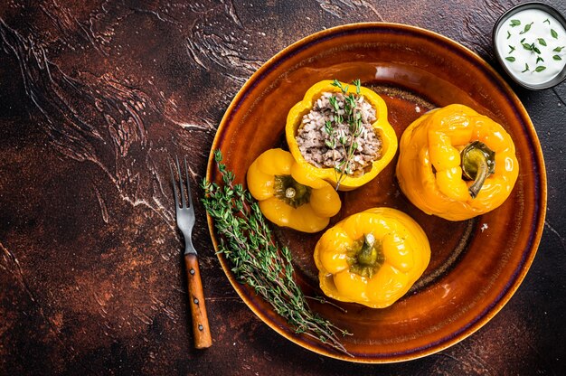 Pimentão doce recheado com carne, arroz e vegetais