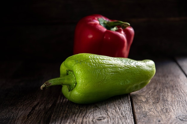 Pimentão doce verde e vermelho sobre uma mesa de madeira