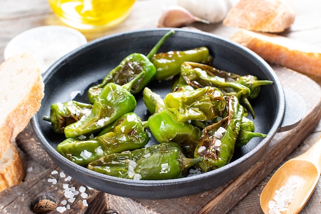 Pimentão frito à moda galega em sal. cozinha espanhola. foco seletivo. pimientos de padron.