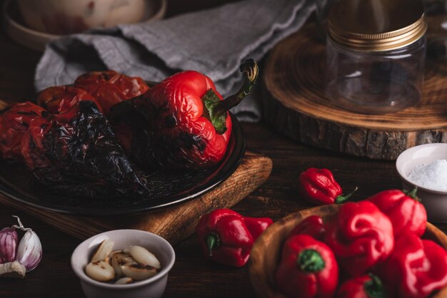 Foto pimentão habanero carbonizado e alho torrado para molho de pimenta picante