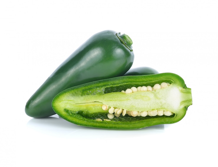 Foto pimentão verde mexicano isolado no fundo branco.
