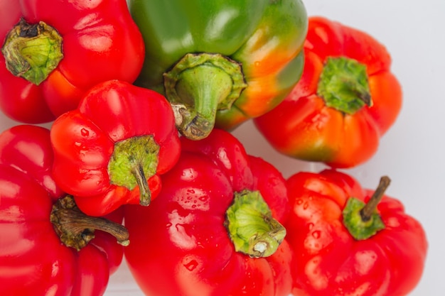 Foto pimentão vermelho maduro e saboroso ou páprica isolado sobre fundo branco o conceito de alimentos orgânicos e saudáveis agricultura e colheita comida vegetariana banner de supermercado foco seletivo