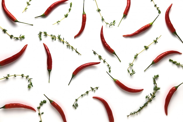 Foto pimentão vermelho quente e padrão de tomilho verde sobre fundo branco