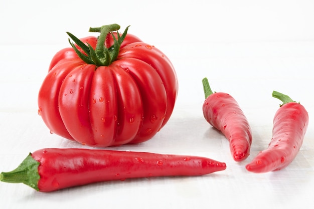 Pimentão vermelho tomate vermelho na mesa branca