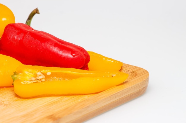 Foto pimentas amarelas e vermelhas fatiadas e frescas
