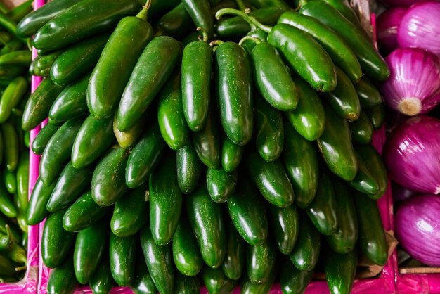 Pimentas Jalapeno colocadas em uma prateleira para venda dentro de um mercado