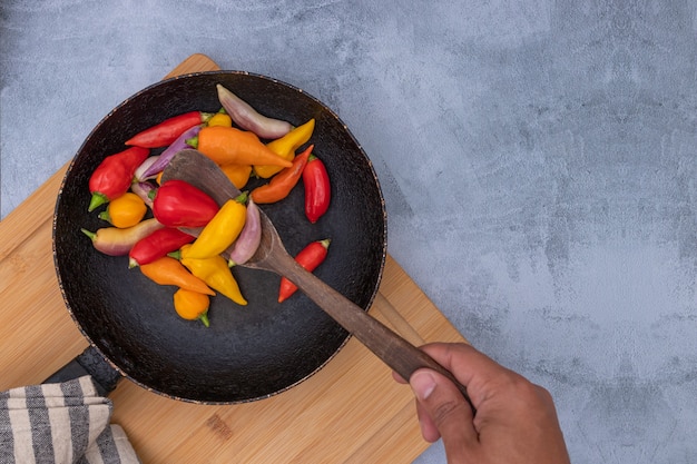 Pimentas peruanas de várias cores na superfície cinza