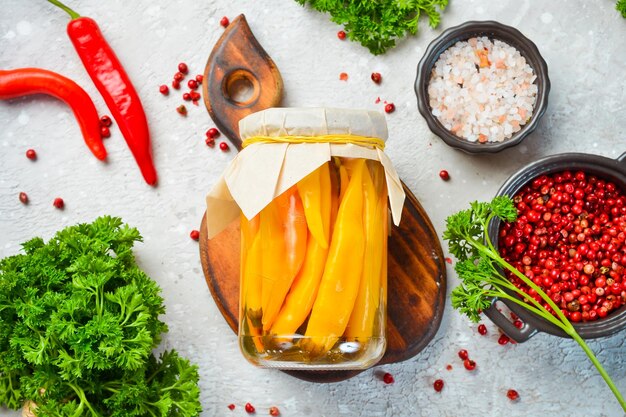 Pimentas picantes marinadas em uma jarra de vidro Lanches com carne Suprimentos alimentares Vista superior