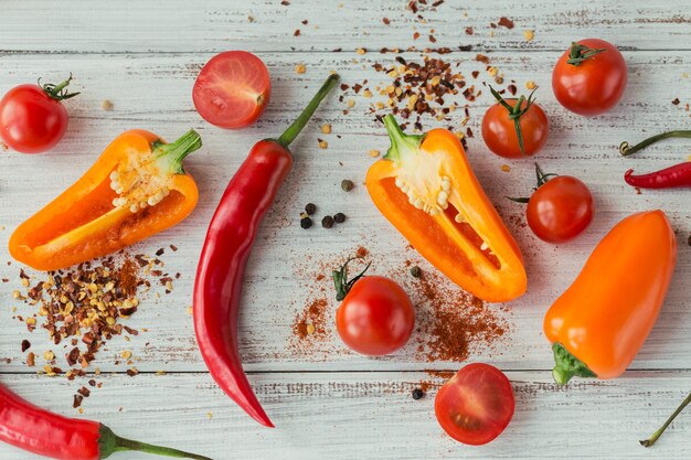 Pimentas sortidas, tomate cereja e especiarias